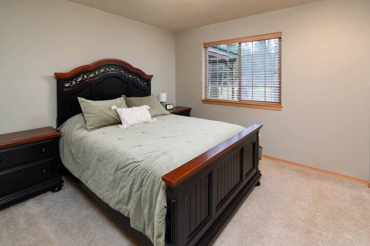 Queen size bed, luggage rack, laundry basket, hangers, and extra blankets.