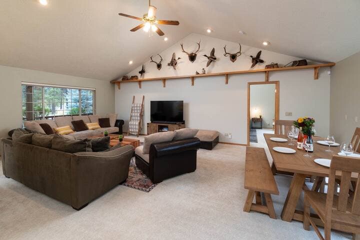 Peaceful, Riverfront, Cali King, Hot Tub, Canoes