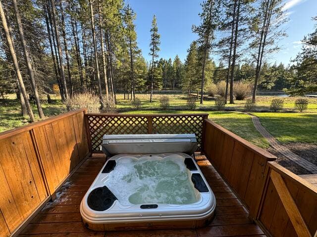 Peaceful, Riverfront, Cali King, Hot Tub, Canoes