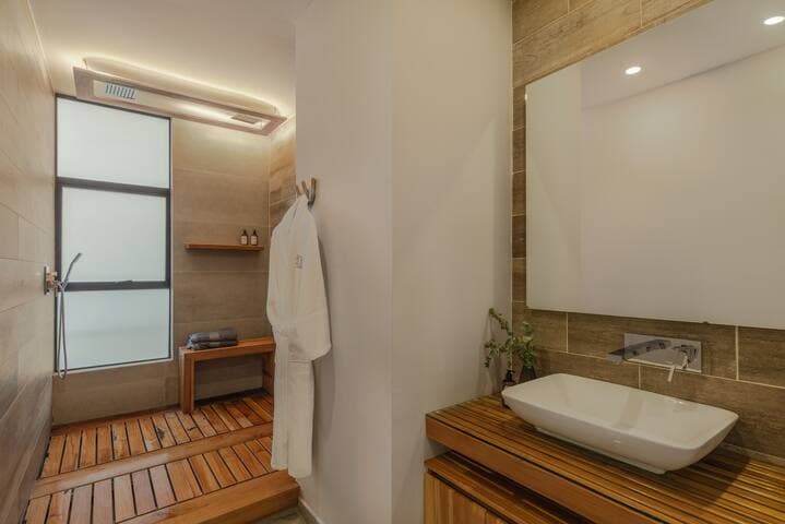 CasaOded #2 Urban Loft, Huge Living +Jacuzzi Patio