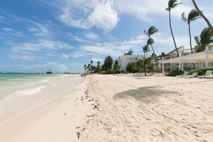 The view heading southeast along the beach.
8 min walk.