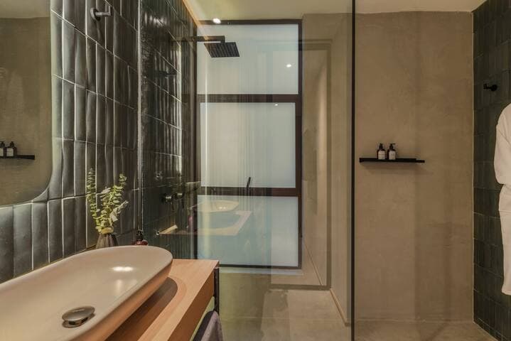 CasaOded #2 Urban Loft, Huge Living +Jacuzzi Patio