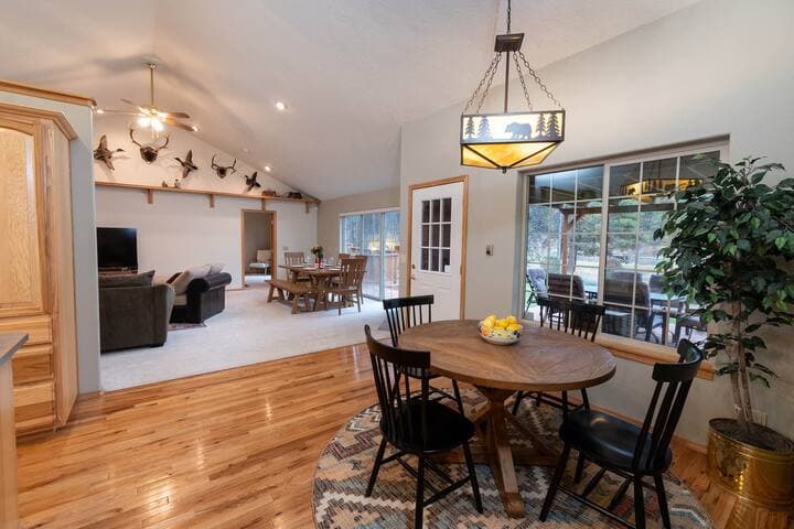 Peaceful, Riverfront, Cali King, Hot Tub, Canoes