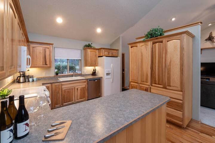 Peaceful, Riverfront, Cali King, Hot Tub, Canoes