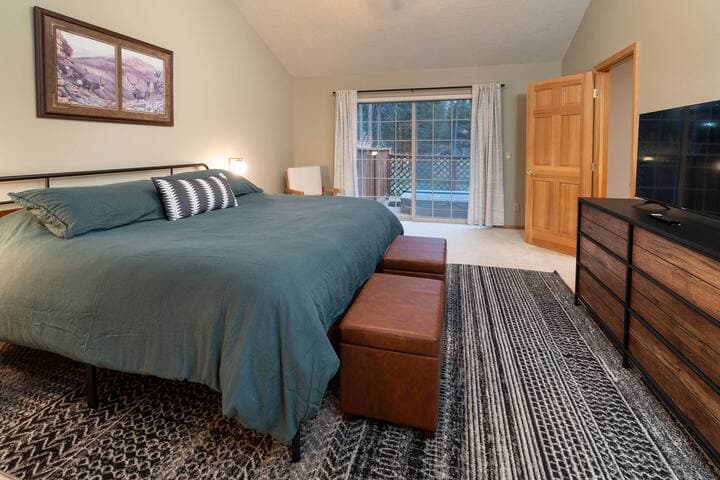 California King size bed, private bathroom, direct access to the hot tub, SmartTV, ceiling fan, laundry basket, hangers, and walk-in closet.