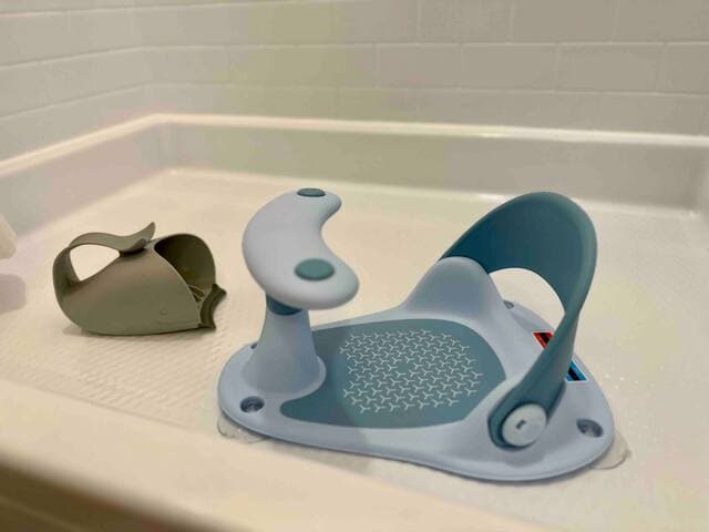 Baby bath tub and a toddler bath seat are always available
