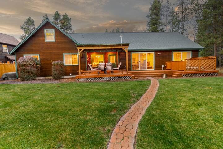 Peaceful, Riverfront, Cali King, Hot Tub, Canoes