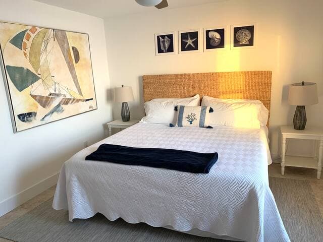 Brand new Tuft & Needle king mattress with views of the ocean from the bedroom window! Check out the light from the morning sunrise streaming in!