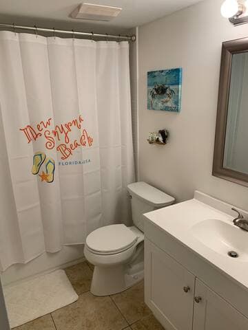 Guest bathroom updated with a tub for families with little ones & plenty of room for guests to get ready for the day!