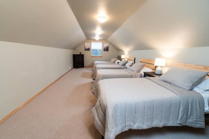 1 full size bed and 3 twin beds, 2 dressers on each end of the room, and a TV.