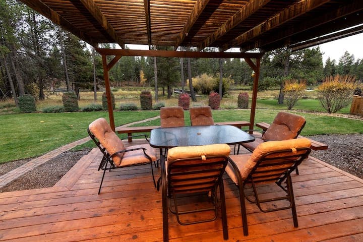 Peaceful, Riverfront, Cali King, Hot Tub, Canoes