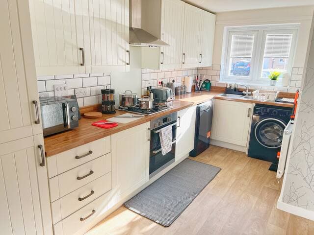 Comfy modern semi-detached | 400Mb WiFi | Parking