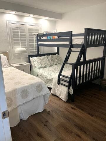 Double Bunk ( Twin over Full Bed) + Twin Bed.