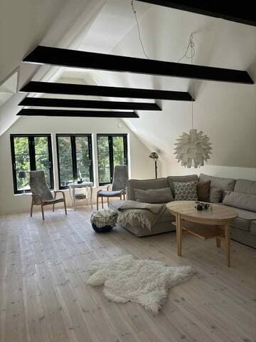 Stort hus + gästhus nära havet.