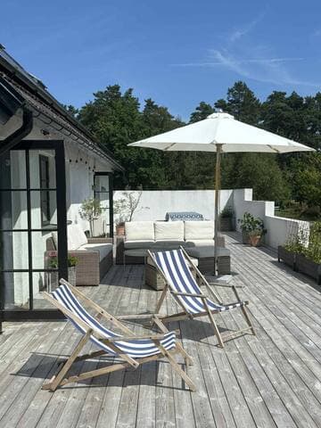 Stort hus + gästhus nära havet.