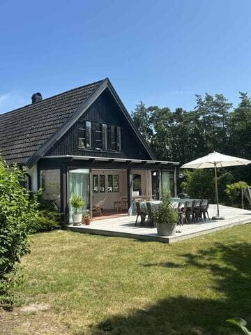 Stort hus + gästhus nära havet.