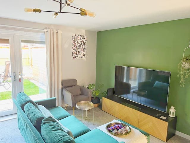 Comfy modern semi-detached | 400Mb WiFi | Parking