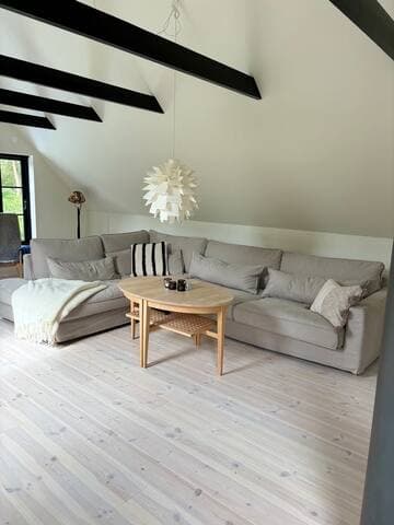 Stort hus + gästhus nära havet.