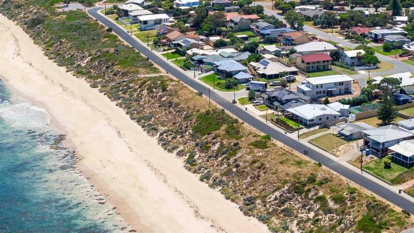 Book direct falconbeachhousewa@gmail.com