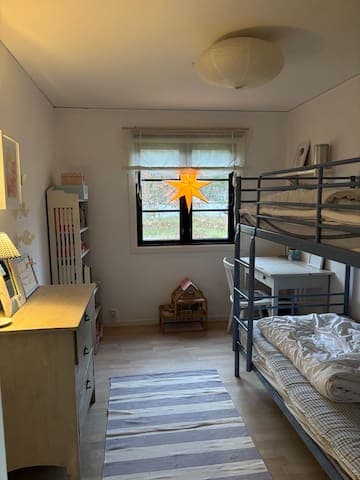 Stort hus + gästhus nära havet.