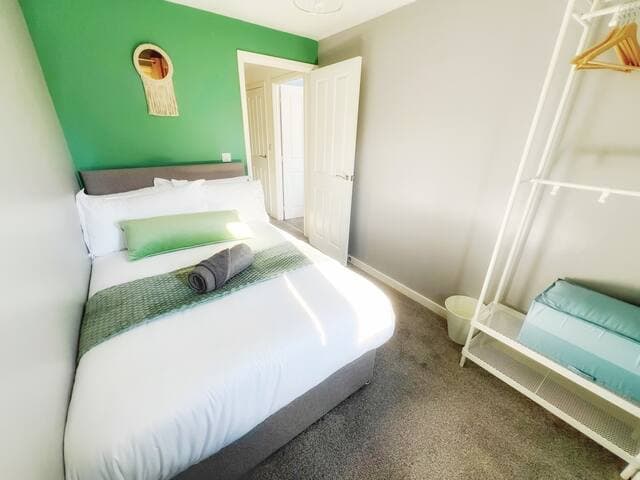 Comfy modern semi-detached | 400Mb WiFi | Parking