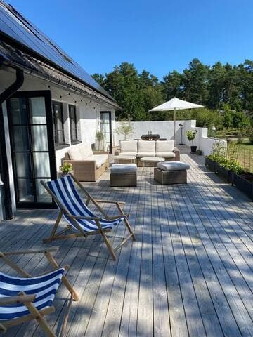 Stort hus + gästhus nära havet.