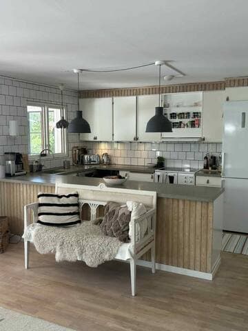 Stort hus + gästhus nära havet.