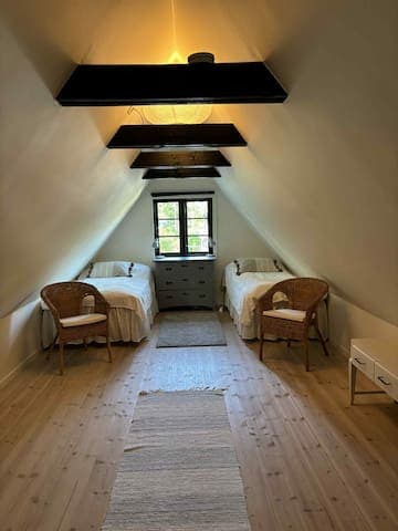 Stort hus + gästhus nära havet.