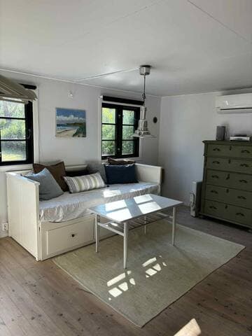 Stort hus + gästhus nära havet.