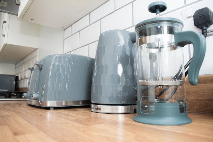 Beautiful traditional style Kitchen with oven and grill, gas cooker hobs, kettle, toaster, microwave, washing machine, fridge/freezer, dishwasher and cafetiere. It comes with all cutlery, utensils and pots/pans as well as an array of herbs and spices