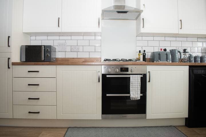 Beautiful traditional style Kitchen with oven and grill, gas cooker hobs, kettle, toaster, microwave, washing machine, fridge/freezer, dishwasher and cafetiere. It comes with all cutlery, utensils and pots/pans as well as an array of herbs and spices