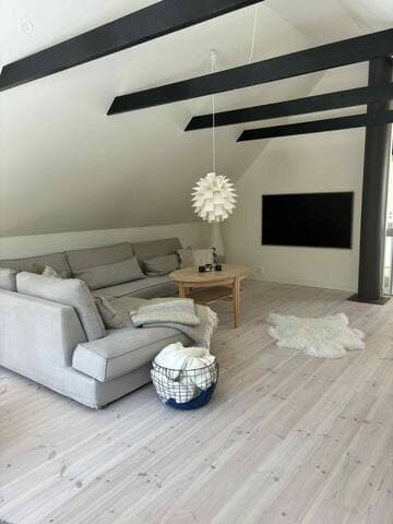 Stort hus + gästhus nära havet.