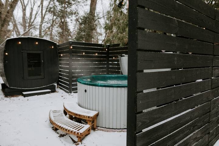 Heirloom Cottage | Getaway w/ Hot Tub & Sauna