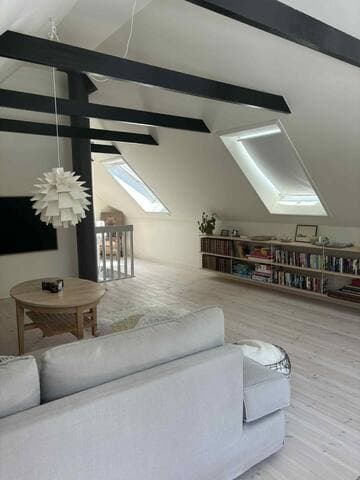 Stort hus + gästhus nära havet.