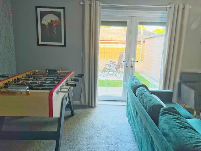 Comfy modern semi-detached | 400Mb WiFi | Parking