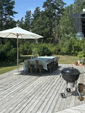 Stort hus + gästhus nära havet.