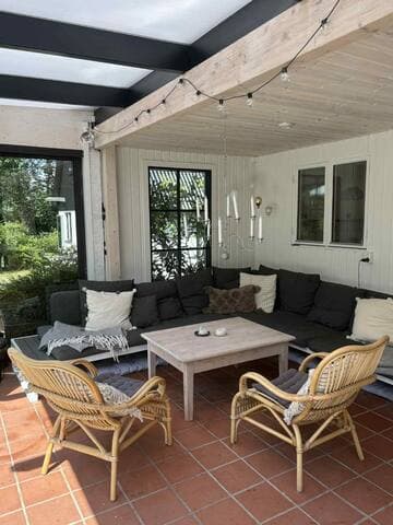 Stort hus + gästhus nära havet.