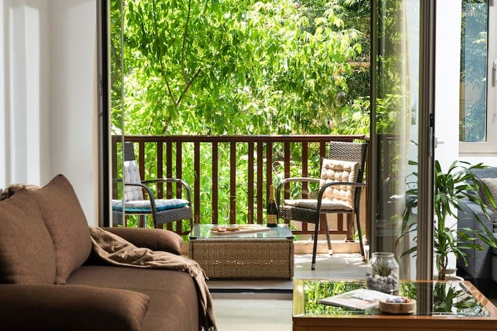 Relax on the balcony and enjoy your snacks.