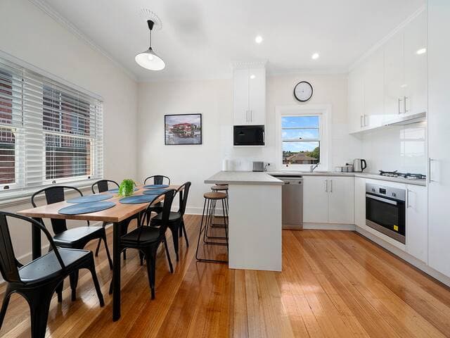 Kitchen with Gas cooktop, dishwasher and wall oven
