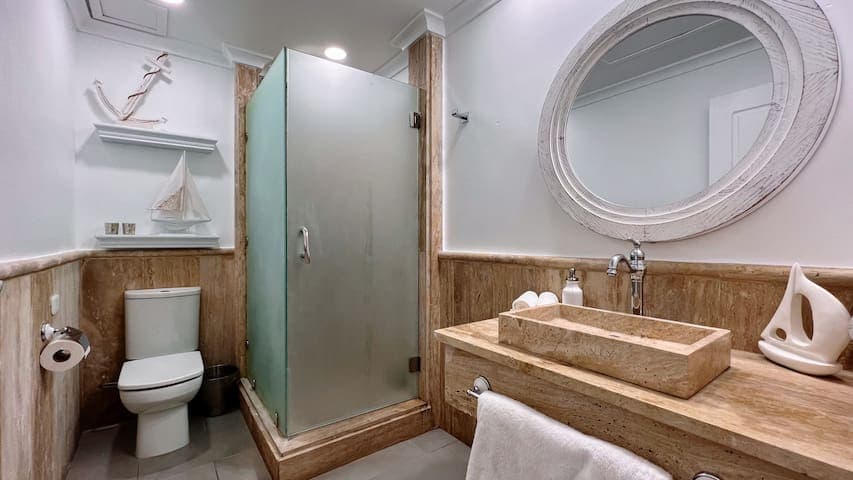 Light-filled bathroom to help you get your day started and your evenings wrapped.