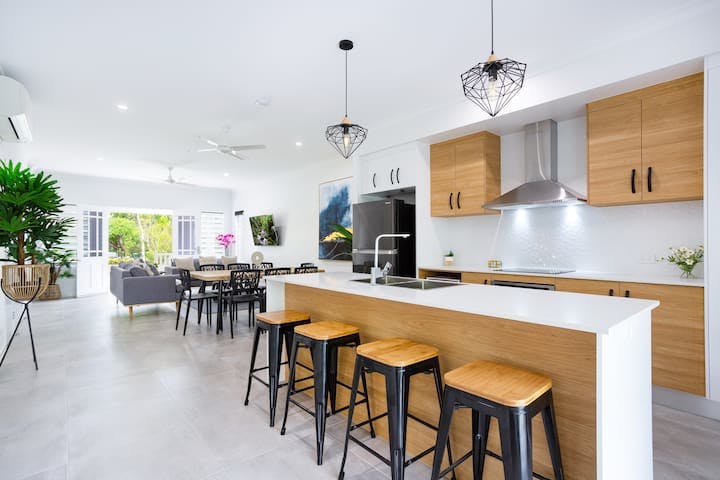 This tropical home was purposely designed & decorated to reflect the cool charm of living in historical Edge Hill. With lots to discover including walking/hiking trails in the national park, cool cafes, bars & restaurants all within walking distance.