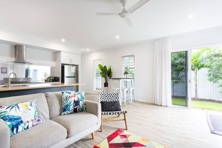 Living overlooks beautiful tropical gardens. With the ability to open up the large sliding doors to further experience truly living in the tropics. Great for entertaining.