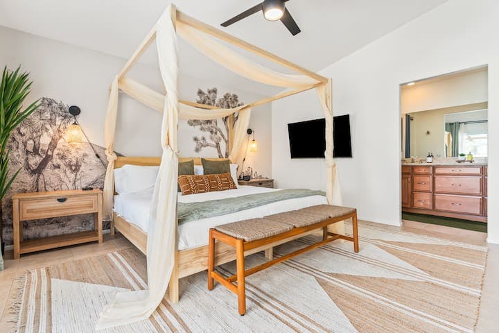 Joshua Tree bedroom - King sized bed with smart tv