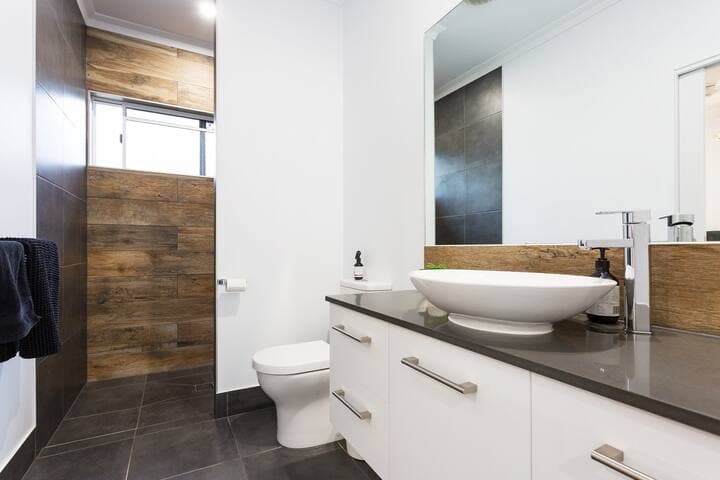 Main bathroom, with WC and a rain shower