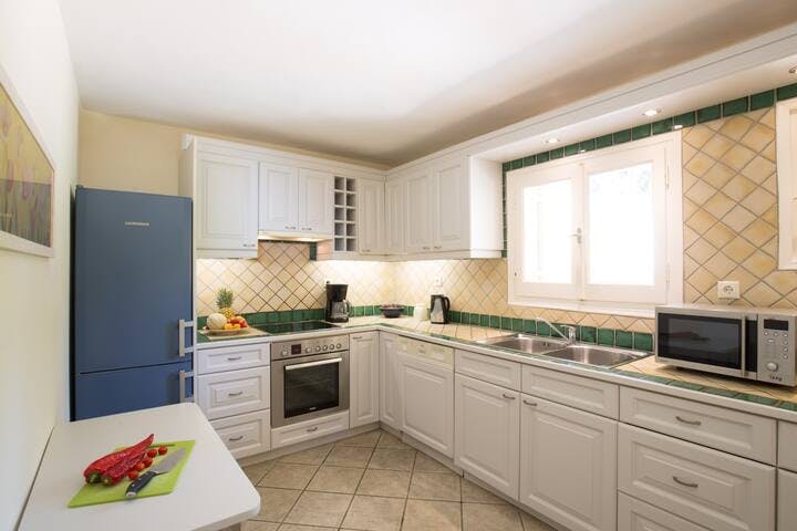 Well-equipped fitted kitchen with modern, high quality appliances: Fridge-freezer, ceramic hob/oven, extractor fan, microwave, dishwasher, filter coffee machine, Nespresso machine with milk-frother, toaster, blender, hand-held mixer, dust buster.