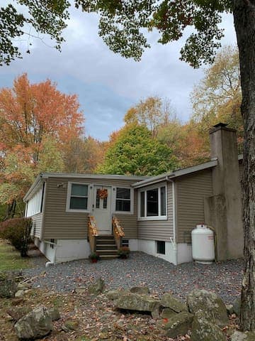 Lake view house walking distance to beach & pool