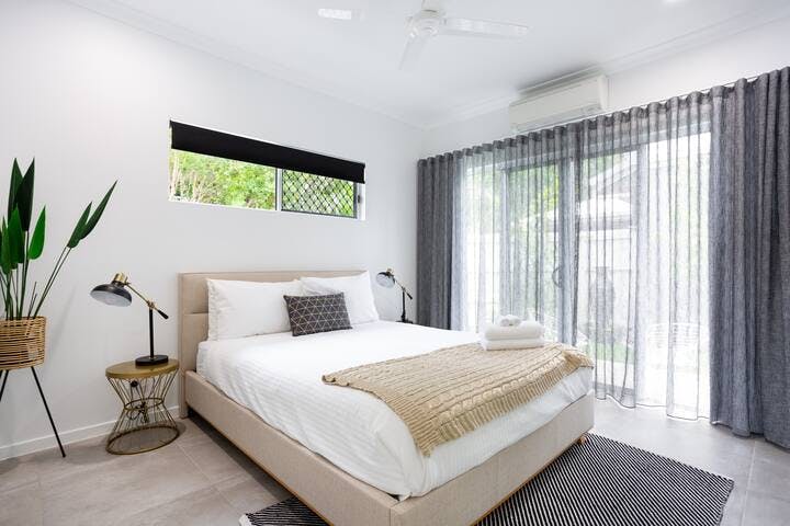 The interior designed master bedroom with queen-sized bed & airconditioning will make it difficult to leave every morning, expect some long sleep-ins ! You'll also have direct access to your own private tropical courtyard.