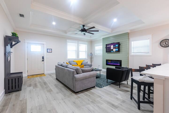 Welcome to a home with grandeur. High ceilings create an airy atmosphere. The spacious living room features a remote-controlled ceiling fan, ultra-cold AC for Tampa's hot weather, and ample seating to accommodate every guest.