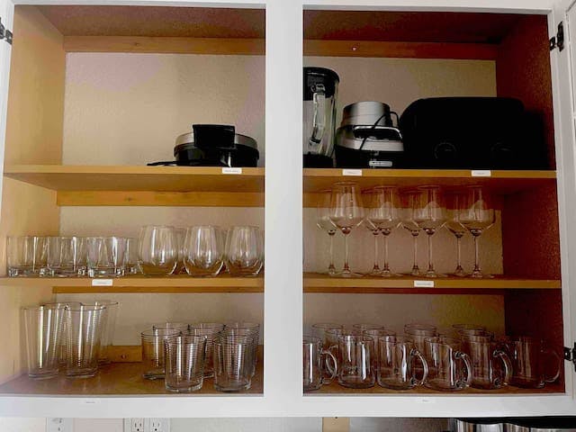 Glassware and small appliances 