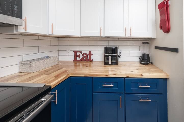 Make the kids chicken nuggets while the adults enjoy the margaritas with the provided air fryer, blender and toaster!